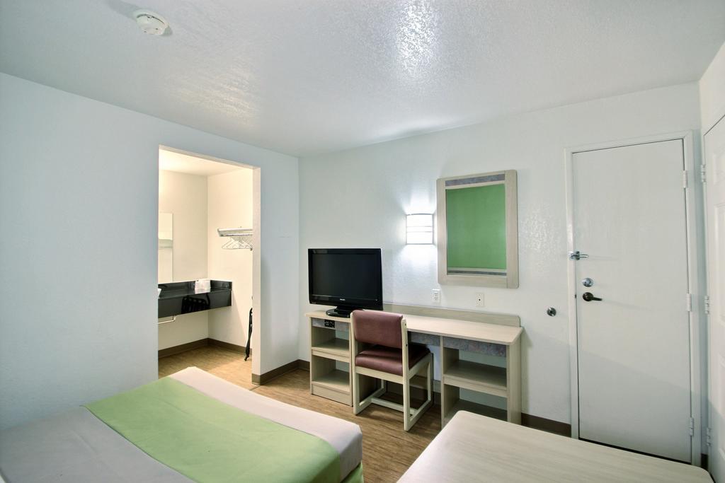 Motel 6 Milwaukee West - Brookfield Room photo
