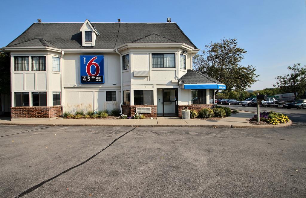Motel 6 Milwaukee West - Brookfield Exterior photo