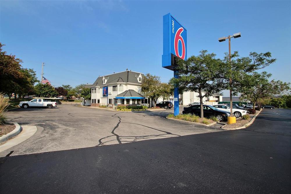 Motel 6 Milwaukee West - Brookfield Exterior photo